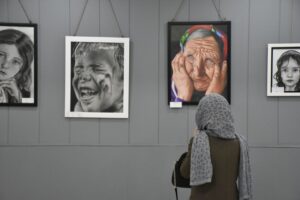 IMG 20250301 181234 876 آغاز به کار نمایشگاه نقاشی باز باران در بهبهان