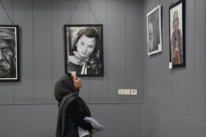 IMG 20250301 181241 407 آغاز به کار نمایشگاه نقاشی باز باران در بهبهان