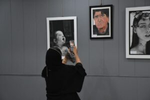 IMG 20250301 181259 498 آغاز به کار نمایشگاه نقاشی باز باران در بهبهان