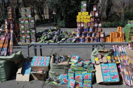 کشف 35هزار عدد مواد محترقه غيرمجاز در بهبهان