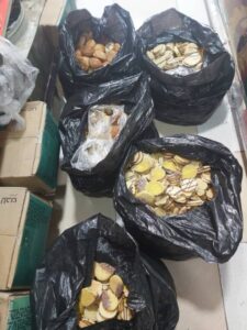 IMG 20250401 WA0094 کشف ۹.۵ تن مواد غذایی غیرقابل استفاده و فاسد در بهبهان