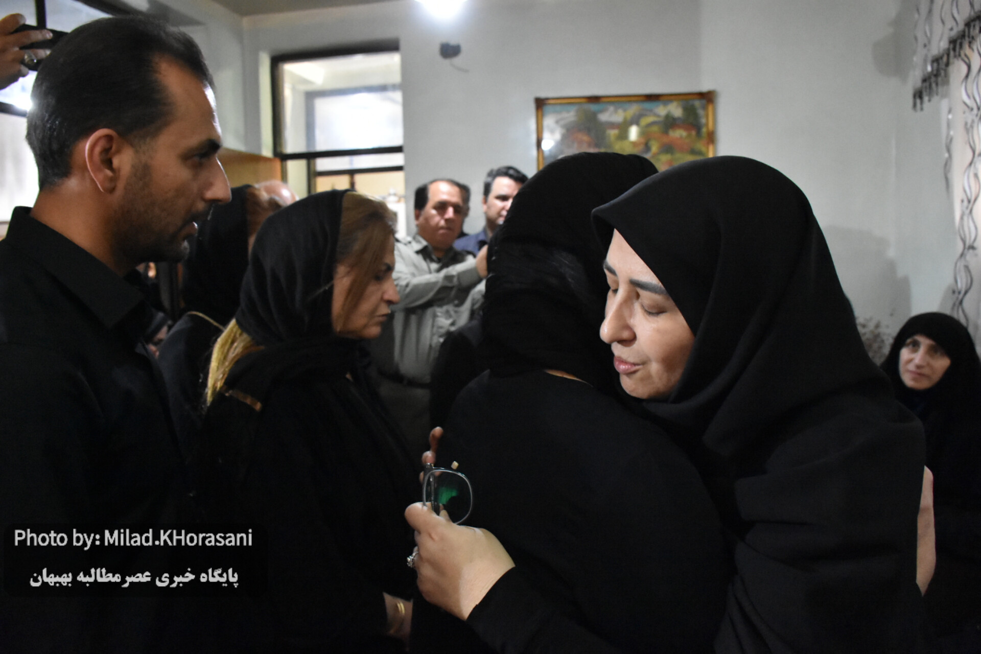 InShot ۲۰۲۵۰۶۰۶ ۱۵۴۱۱۸۶۹۳ عکس| دیدار رئیس سازمان حفاظت محیط زیست با خانواده شهید هدایت‌اله دیده‌بان/منطقه حفاظت‌شده خائیز یتیم شد