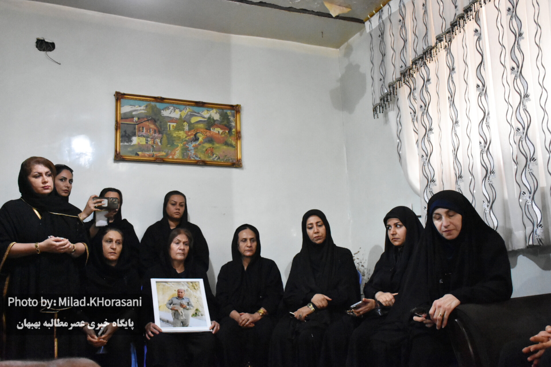 InShot ۲۰۲۵۰۶۰۶ ۱۵۴۸۳۷۱۵۹ عکس| دیدار رئیس سازمان حفاظت محیط زیست با خانواده شهید هدایت‌اله دیده‌بان/منطقه حفاظت‌شده خائیز یتیم شد