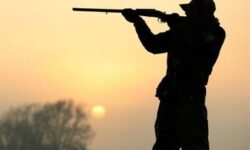 فیلم| دستگیری شکارچی مسلح با سلاح جنگی در بهبهان