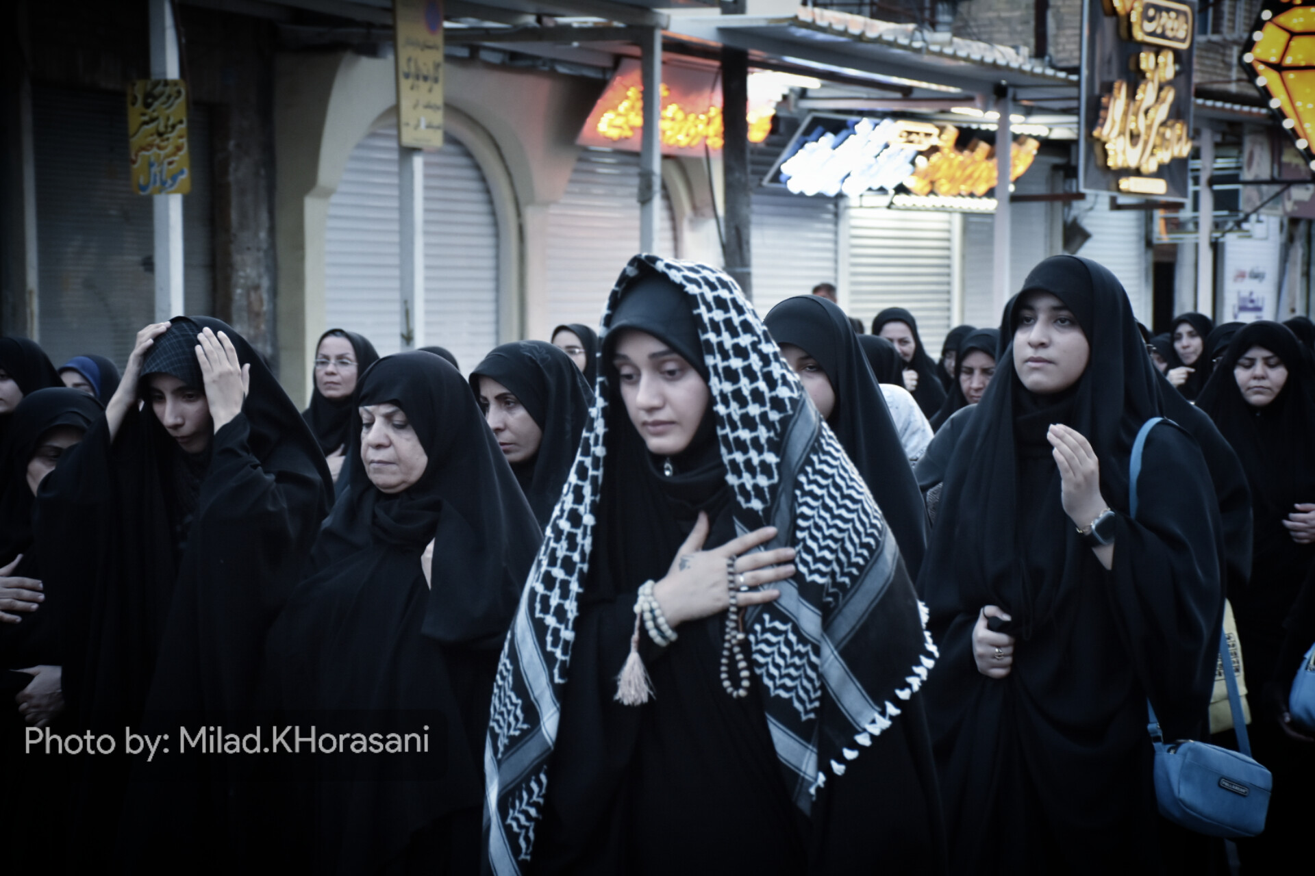 InShot ۲۰۲۵۰۷۰۷ ۰۱۳۴۳۴۳۱۶ 1 عکس| اجتماع‌ شام غریبان در بهبهان