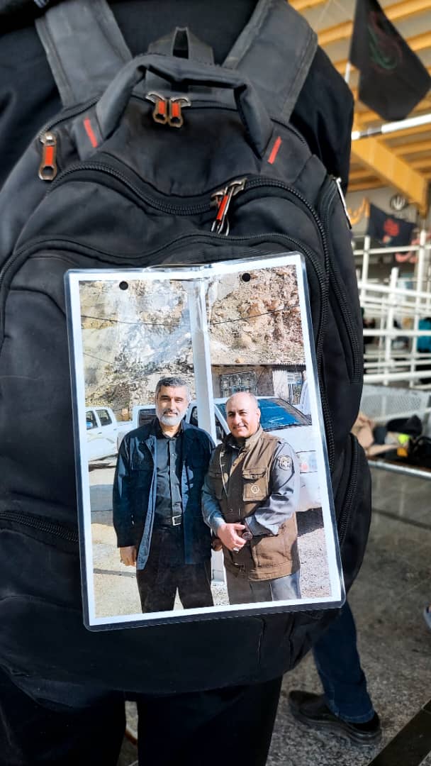 IMG 20250806 WA0067 تصویر شهید حاجی زاده و محیط‌بان شهید دیده‌بان بر کوله‌های زائران اربعین بهبهان