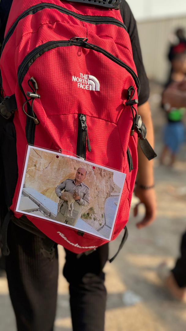 IMG 20250806 WA0077 تصویر شهید حاجی زاده و محیط‌بان شهید دیده‌بان بر کوله‌های زائران اربعین بهبهان