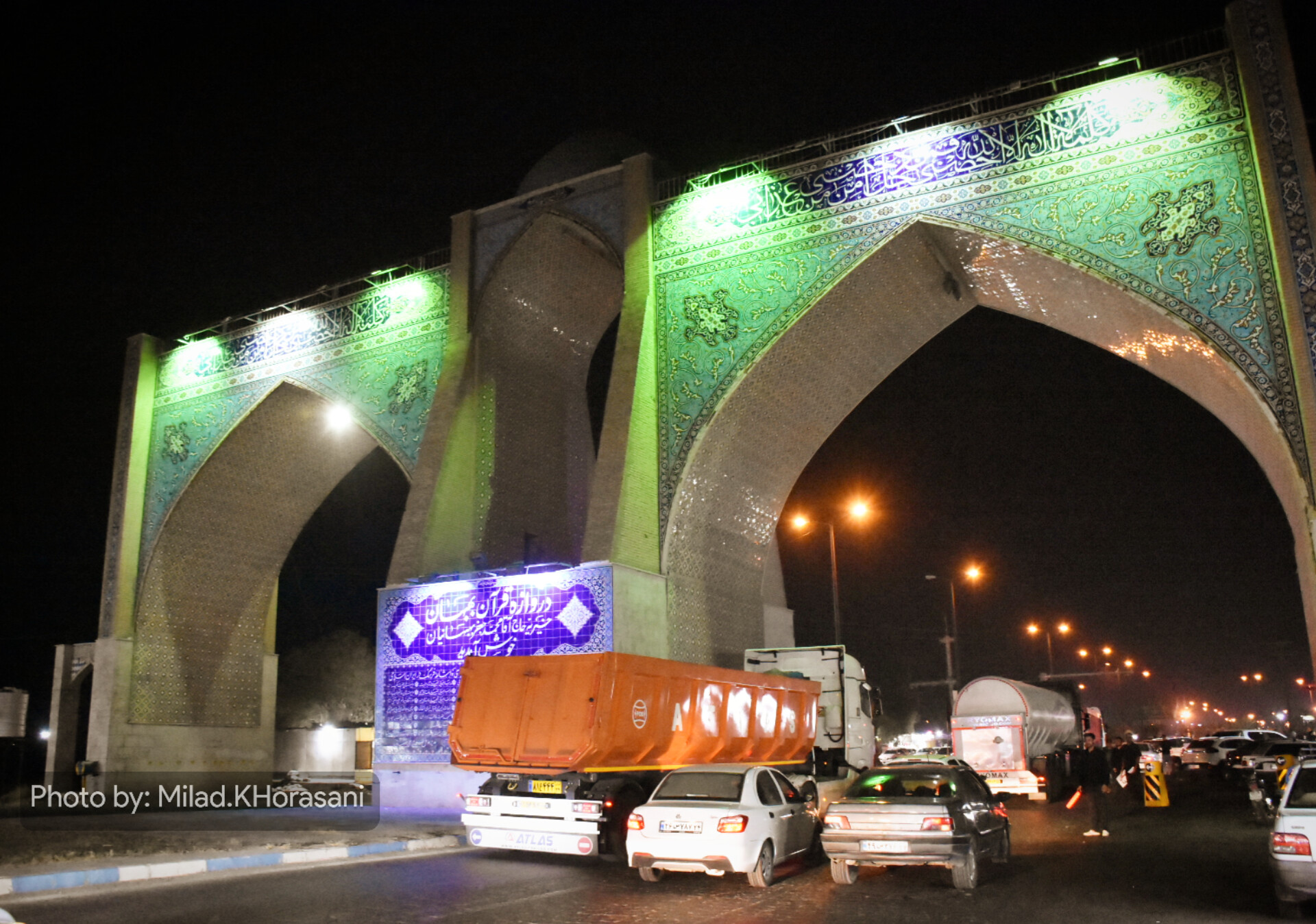 InShot ۲۰۲۵۰۸۰۸ ۱۳۱۱۲۸۷۵۸ عکس| موکب‌های اربعین در ورودی بهبهان؛ استقبال گرم زائران مسیر کربلا