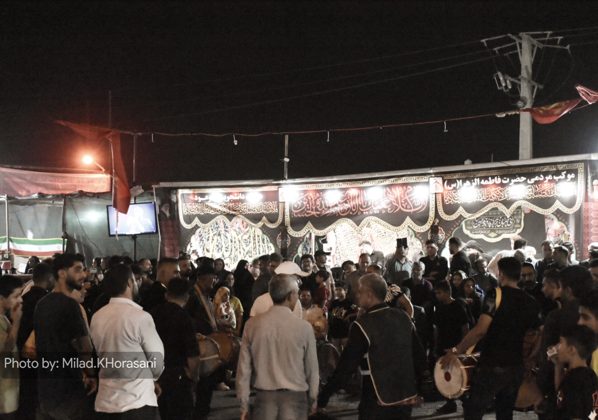 InShot ۲۰۲۵۰۸۰۸ ۱۳۱۲۴۶۵۳۳ عکس| موکب‌های اربعین در ورودی بهبهان؛ استقبال گرم زائران مسیر کربلا