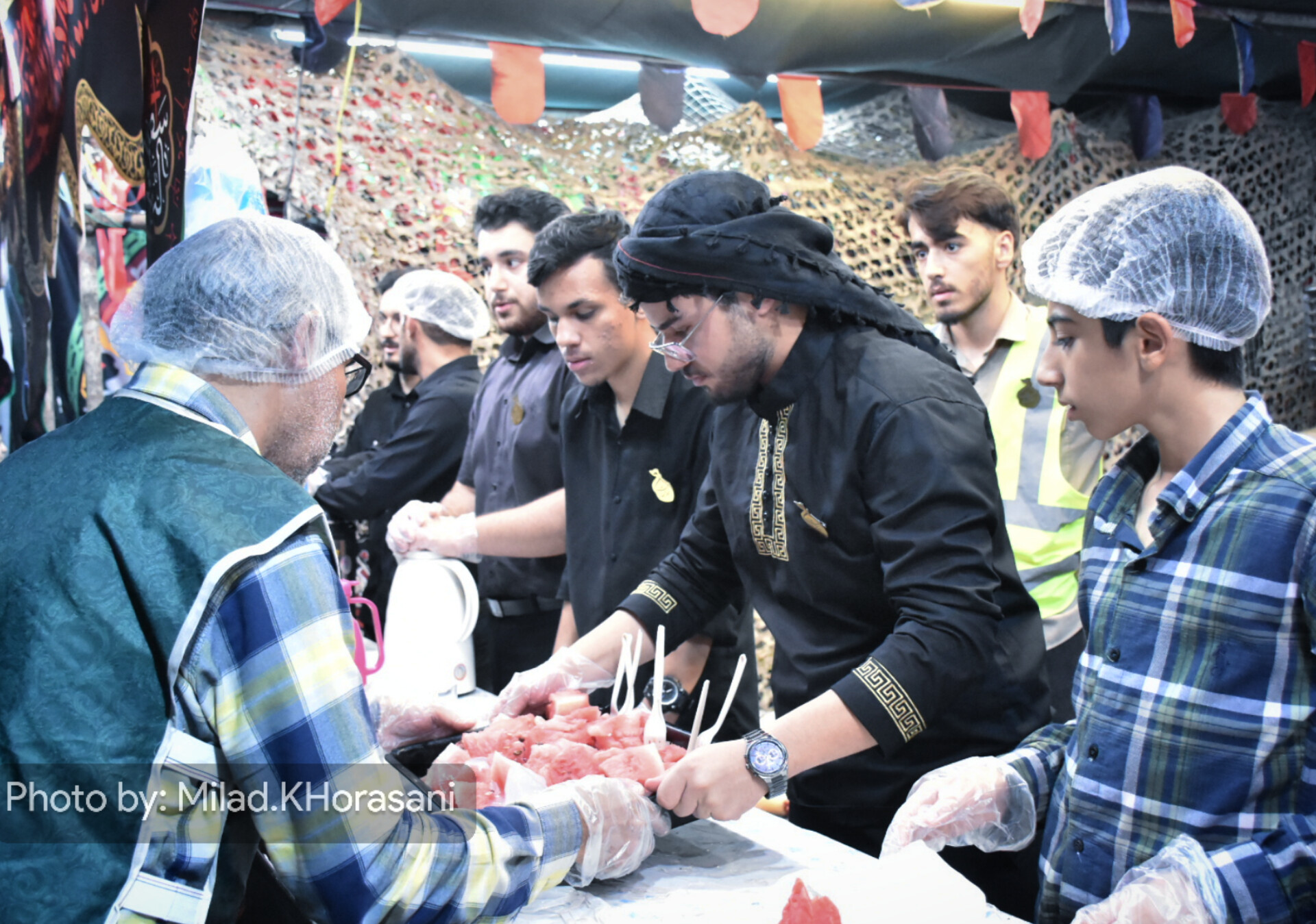 InShot ۲۰۲۵۰۸۰۸ ۱۳۱۴۱۵۷۱۸ عکس| موکب‌های اربعین در ورودی بهبهان؛ استقبال گرم زائران مسیر کربلا