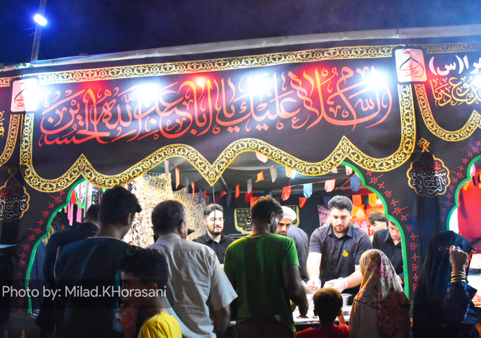 InShot ۲۰۲۵۰۸۰۸ ۱۳۱۴۵۵۷۵۲ عکس| موکب‌های اربعین در ورودی بهبهان؛ استقبال گرم زائران مسیر کربلا