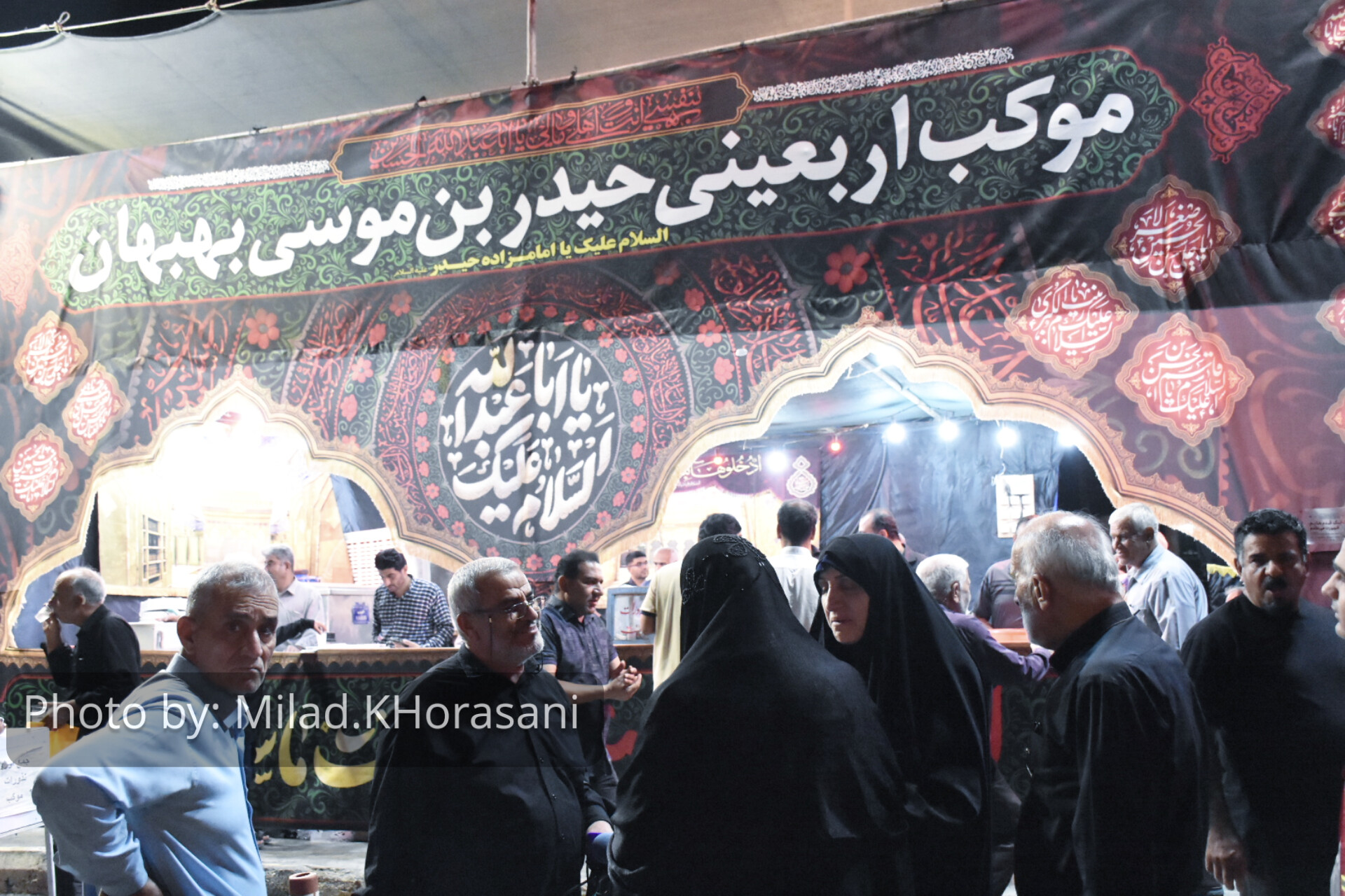 InShot ۲۰۲۵۰۸۰۸ ۱۳۲۰۲۰۴۱۸ عکس| موکب‌های اربعین در ورودی بهبهان؛ استقبال گرم زائران مسیر کربلا