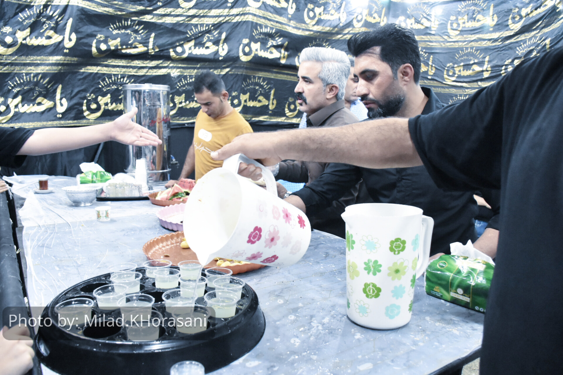 InShot ۲۰۲۵۰۸۰۸ ۱۳۲۷۵۳۸۴۱ عکس| موکب‌های اربعین در ورودی بهبهان؛ استقبال گرم زائران مسیر کربلا