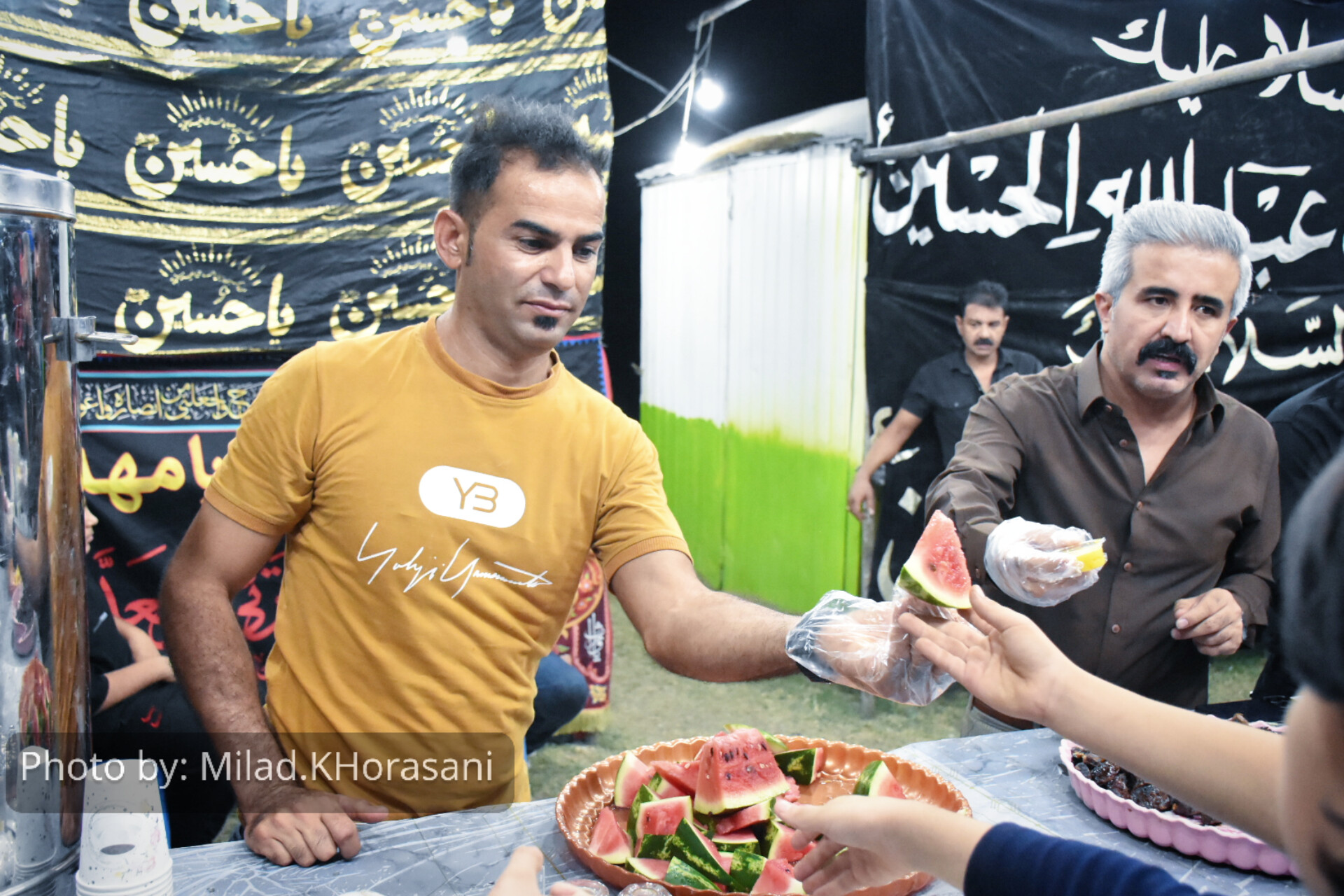 InShot ۲۰۲۵۰۸۰۸ ۱۳۲۸۱۷۸۶۳ عکس| موکب‌های اربعین در ورودی بهبهان؛ استقبال گرم زائران مسیر کربلا