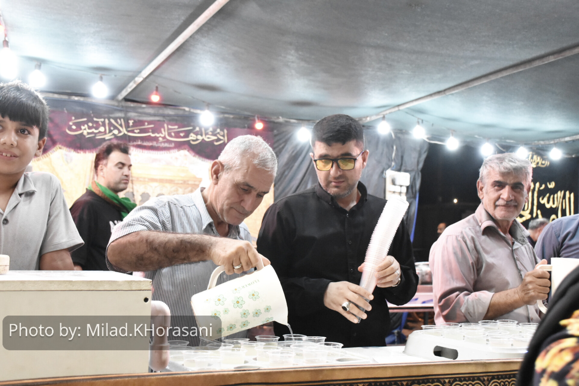 InShot ۲۰۲۵۰۸۰۸ ۱۳۲۹۳۹۴۹۶ عکس| موکب‌های اربعین در ورودی بهبهان؛ استقبال گرم زائران مسیر کربلا