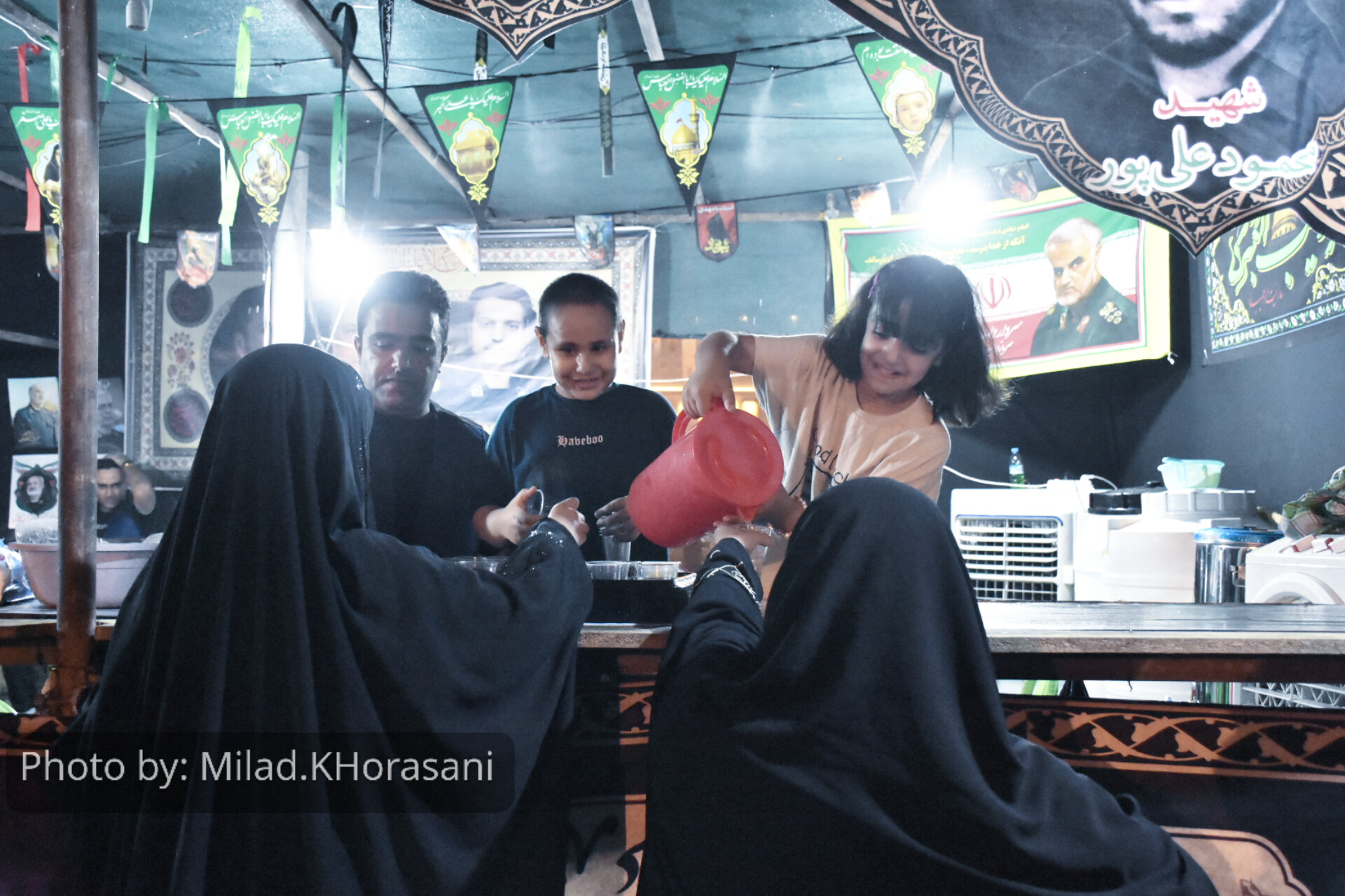 InShot ۲۰۲۵۰۸۰۸ ۱۳۳۲۲۲۲۷۹ عکس| موکب‌های اربعین در ورودی بهبهان؛ استقبال گرم زائران مسیر کربلا