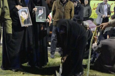 کاشت درخت به یاد شهدای دانش‌آموز؛ حرکت نمادین خانواده شهدای مدرسه پیروز بهبهان در روز درختکاری