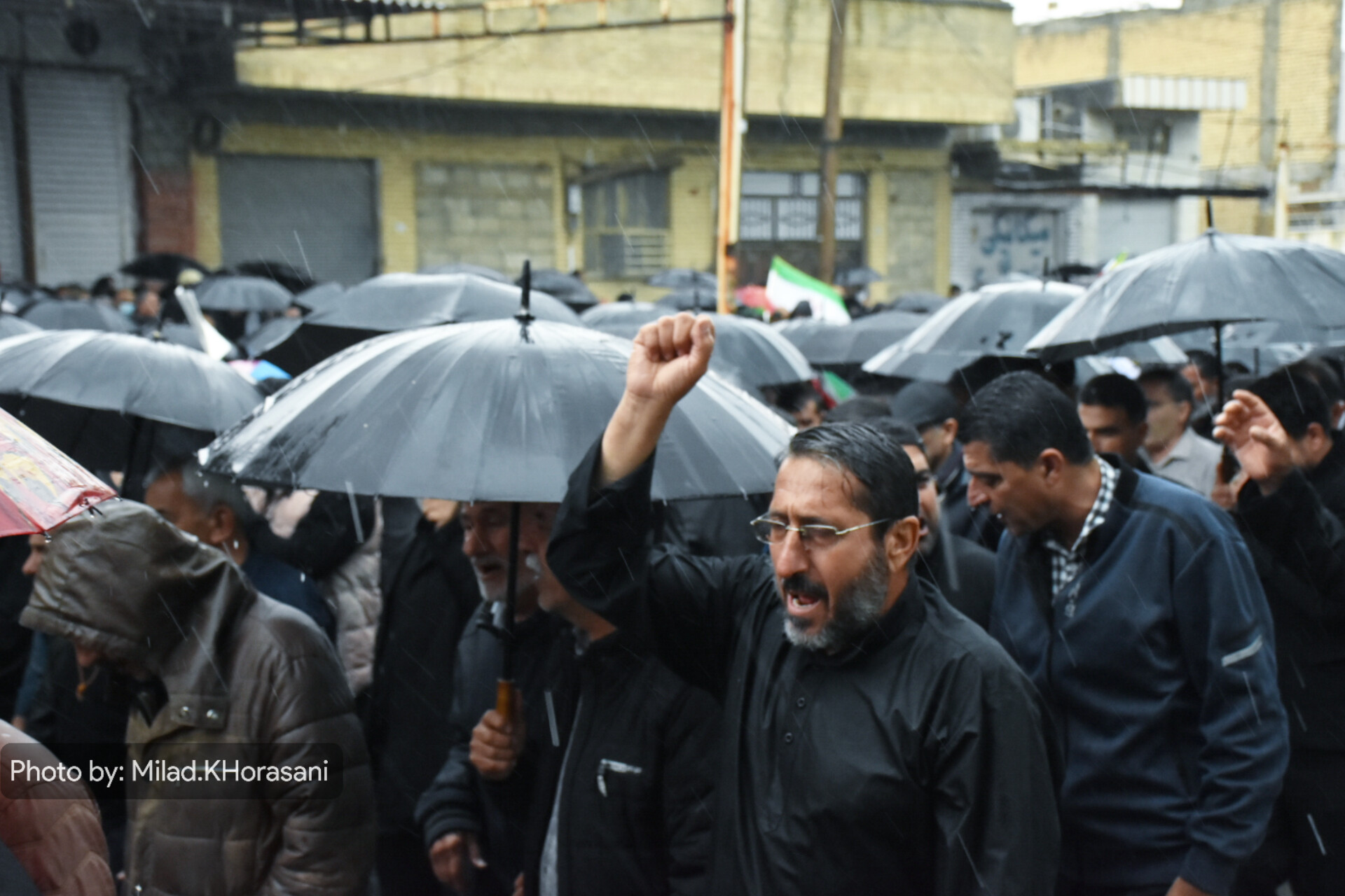 InShot ۲۰۲۶۰۳۲۲ ۱۸۰۹۰۹۶۹۶ عکس| تشییع بارانی شهید ناو دنا در بهبهان