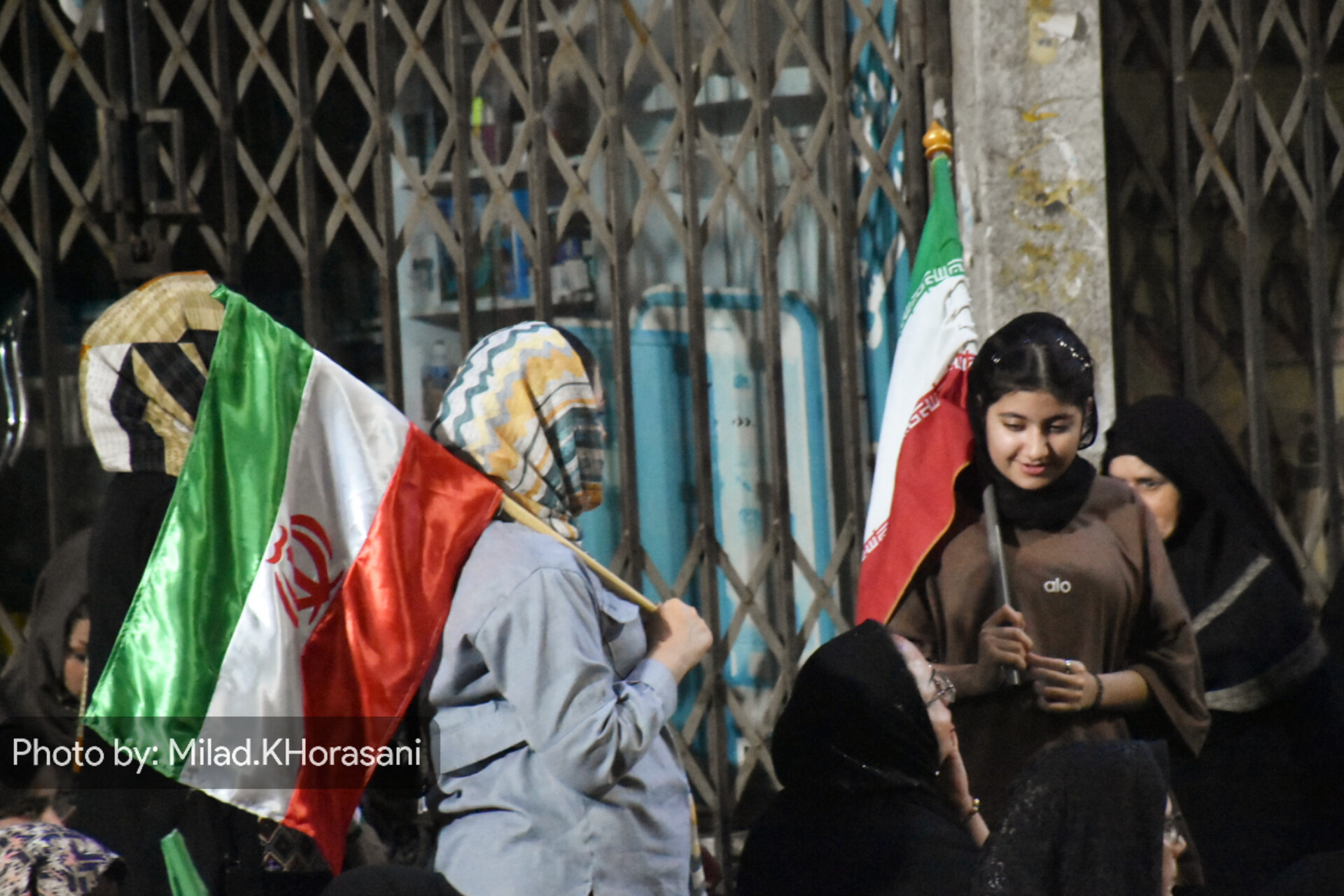 InShot ۲۰۲۶۰۴۲۰ ۱۲۵۳۱۹۳۰۶ عکس| پنجاهمین شب میدان داری مردم بهبهان با حضور دختران انقلاب