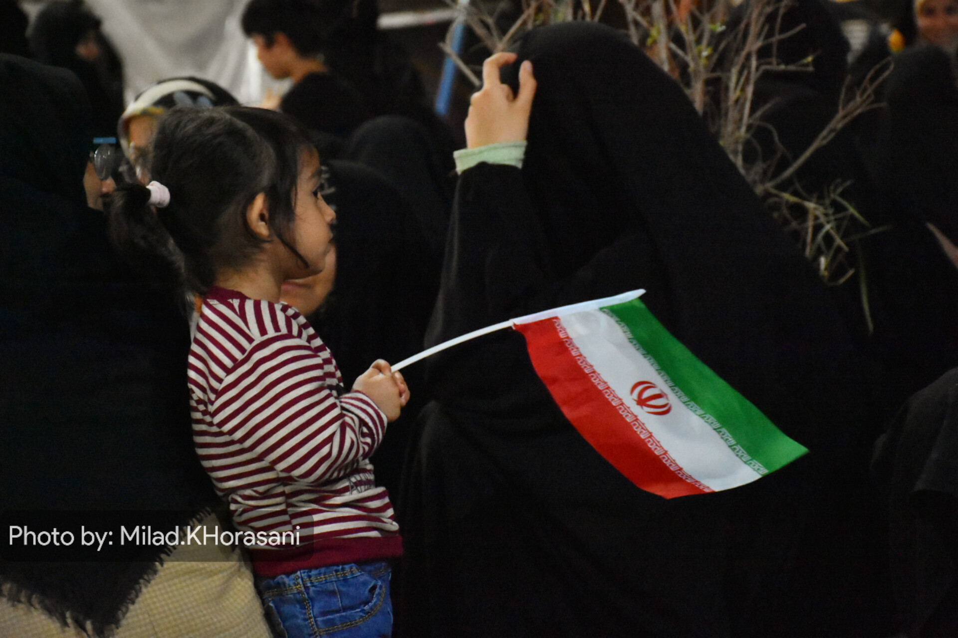 InShot ۲۰۲۶۰۴۲۰ ۱۳۰۵۵۰۸۴۳ عکس| پنجاهمین شب میدان داری مردم بهبهان با حضور دختران انقلاب